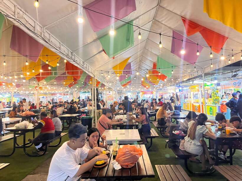 Manila Night Market with Local Guide - Eating Filipino street food with guidance