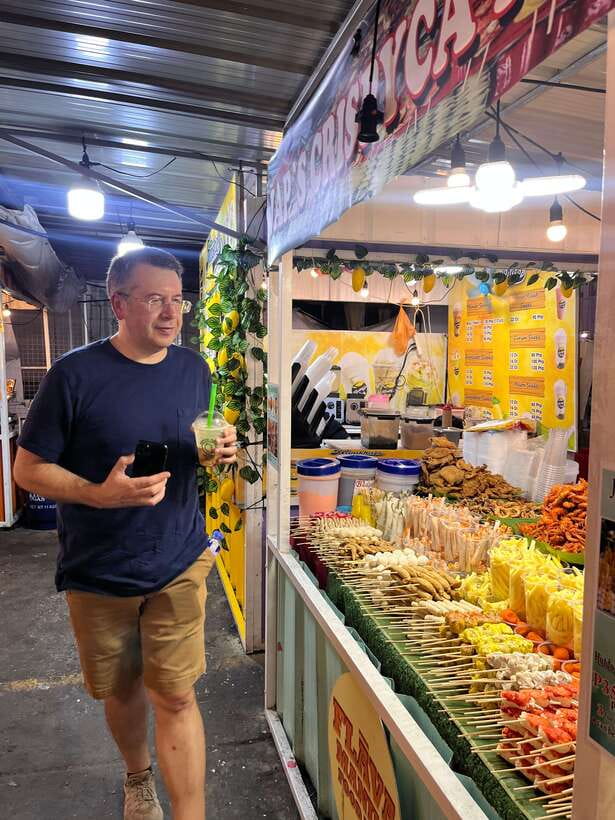 Manila Night Market with Local Guide - Riding a jeepney and tuk-tuk through Manila