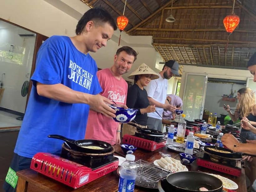 Market Tour, Basket Boat Ride & Cooking Class by Hangcoconut - A market start that puts the recipes in context
