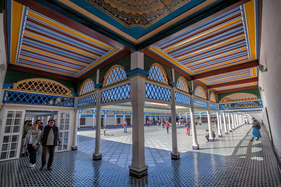 Marrakech: Bahia Palace, Madrasa Bn Yousef, Souk Medina Tour - Heat, walking, and practical comfort