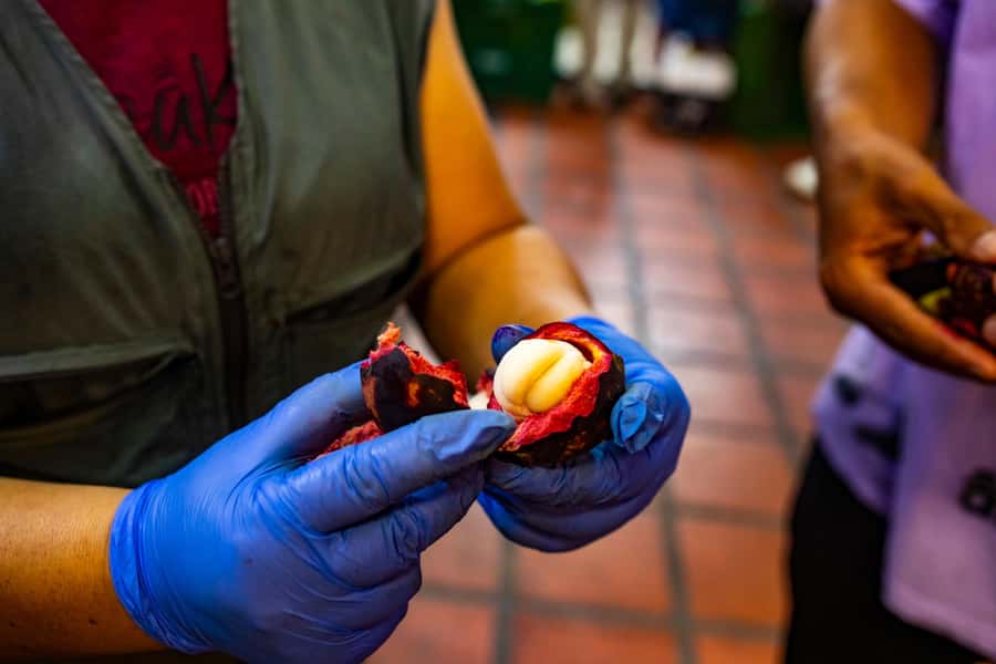 Medellín Multi-sensory Tour in the market, +15 Exotic Fruits - Meeting traders who know the stalls by heart