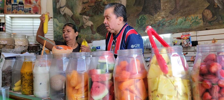 Mexico City: Vegan & Veggie Market Tour with Cooking Lesson - Taking the metro to Jamaica Market