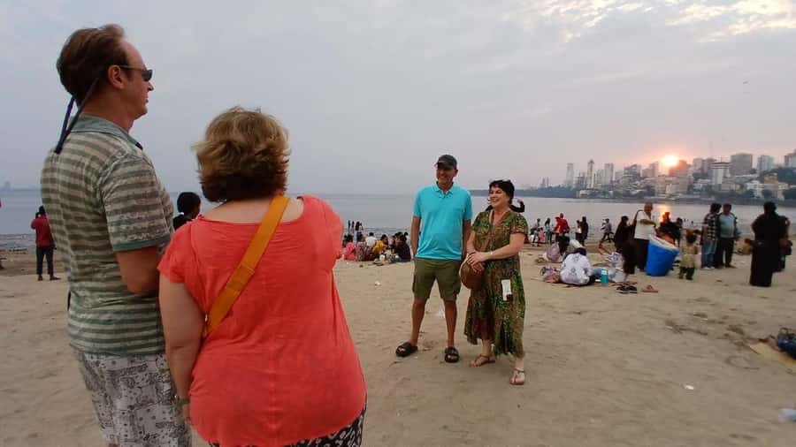 Mumbai: 2 Hours Markets And Temple Tour - Getting around during the two hours