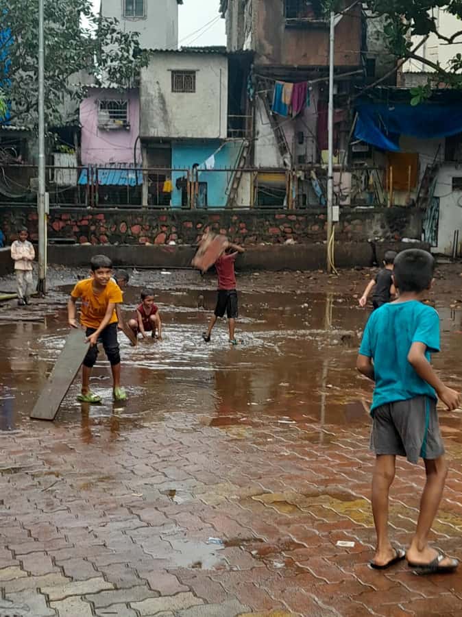 Mumbai:Dhobi Ghat Laundry,Dharavi Slum & Flower market Tour - What makes the local guide important