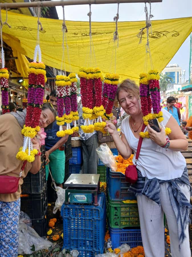 Mumbai:Dhobi Ghat Laundry,Dharavi Slum & Flower market Tour - Meeting your guide at Churchgate station