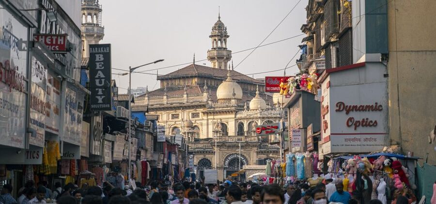 Mumbai: Local Markets & Temples Tour - A brief stop near a local restaurant