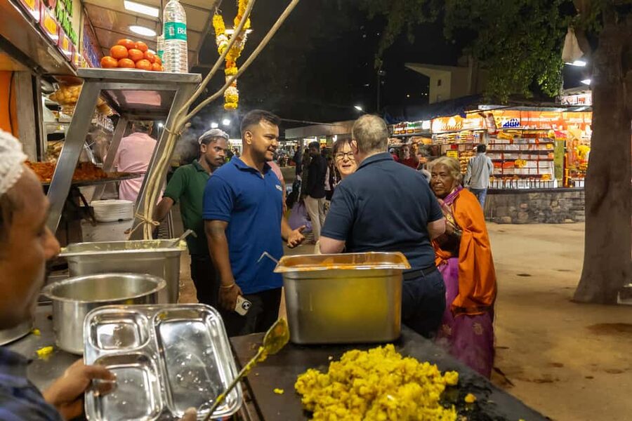 Mumbai Market and Temple Tour With Cow Shelter Visit - The guide can make or break the morning
