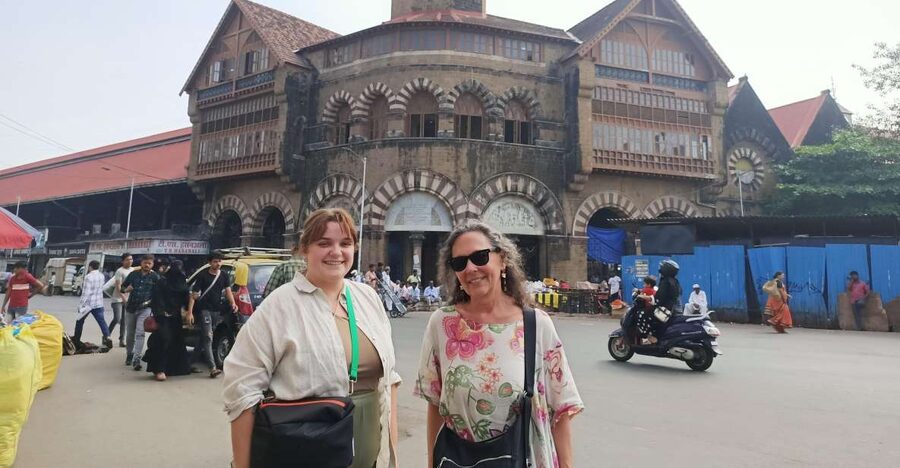 Mumbai Market Tour - Spices, jewelry, and flowers
