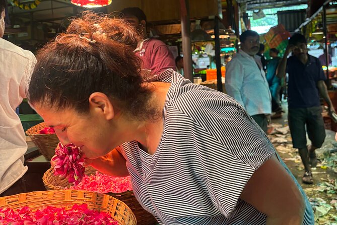 Mumbai Morning Market Tour of Flowers, Fish, and More - A station stop and your first taste of local transport