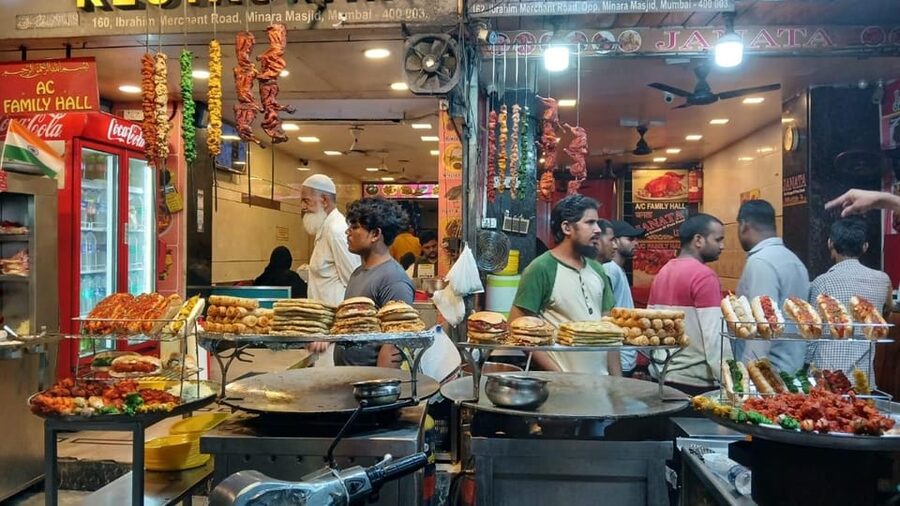Mumbai Street Food Tour with Evening Bazaar Walk - Bhuleshwar market and the Jain temple