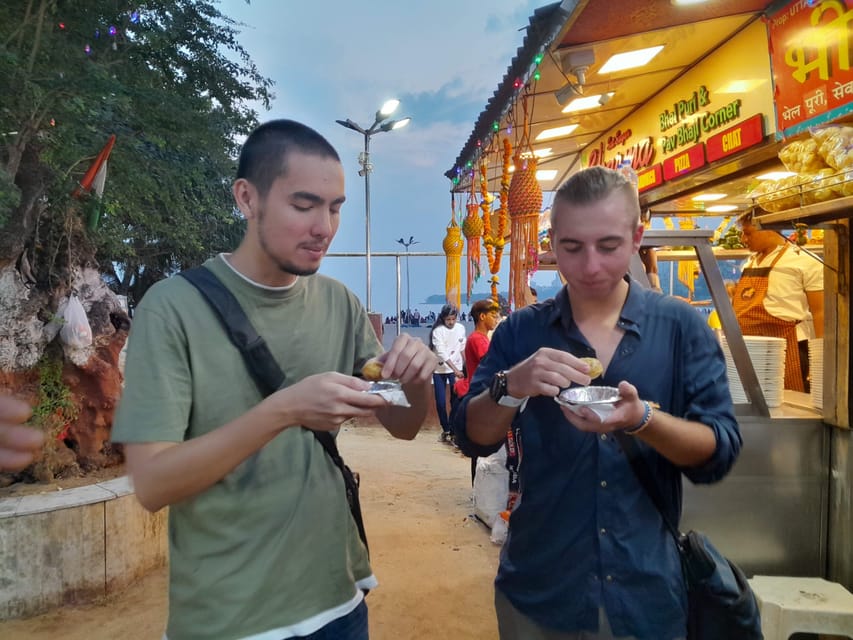 Mumbai Street Food Tour with Evening Bazaar Walk - What the guides add to the evening
