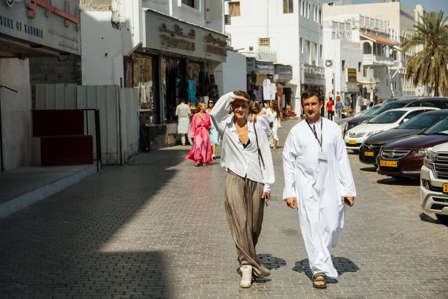 Muscat: Guided Walking Tour of Corniche, Souq & Mutrah Fort - What the guide adds to the experience