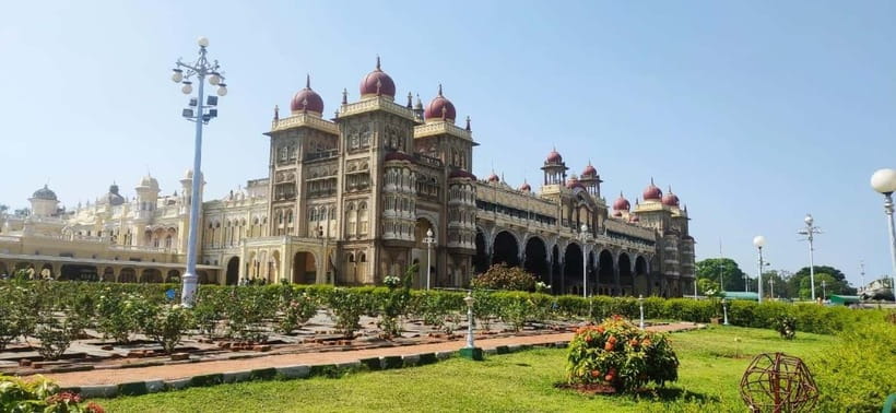 Mysore: Palace, Art Gallery & Devaraja Market Walking Tour - Inside Mysore Palace for 75 minutes