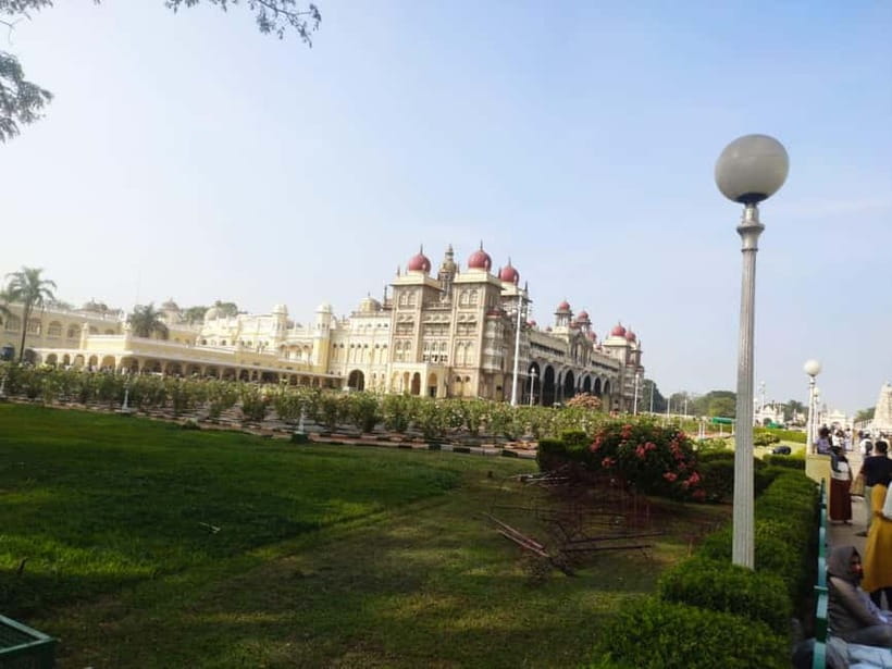 Mysore: Palace, Art Gallery & Devaraja Market Walking Tour - Devaraja Market, the liveliest finish