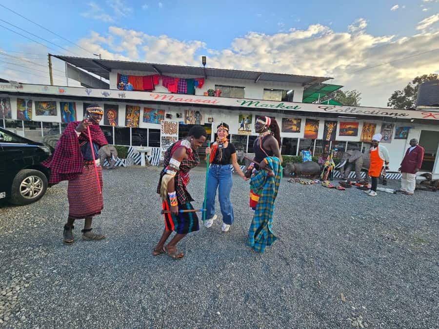 Nairobi: Hop on Hop off and Maasai market Collections Visit - Guides, transport, and the pace