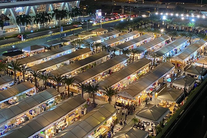 Night life in Bangkok - Jodd Fairs Train Night Market(Joint) - How the Guides Affect the Experience