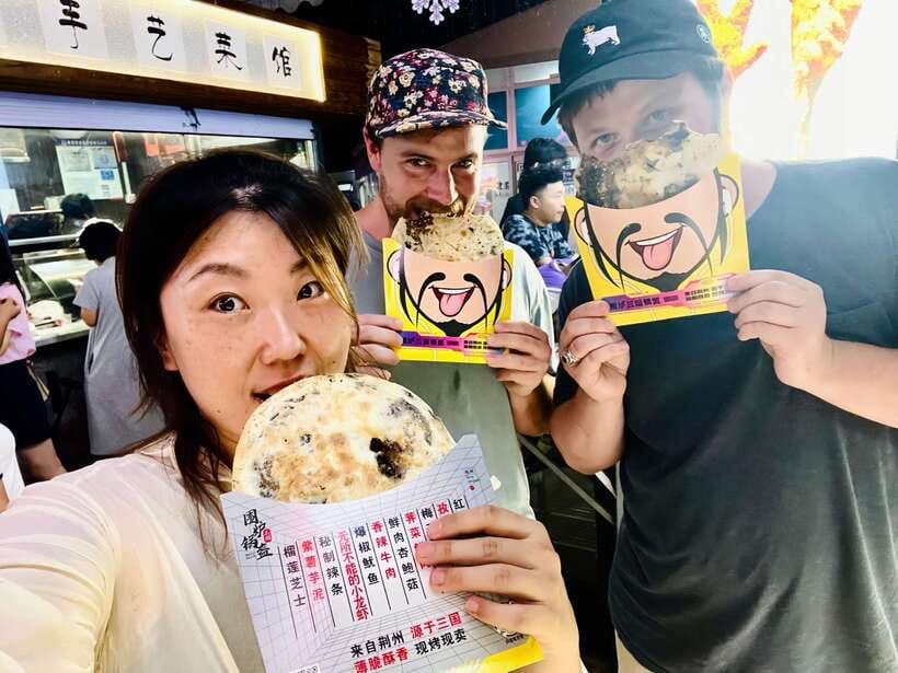 Night Market Haggling Adventure with an English Guide! - The first hour: browsing Panjiayuan Antique Market