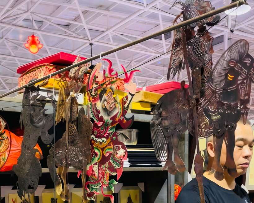 Night Market Haggling Adventure with an English Guide! - What the English-speaking guide adds