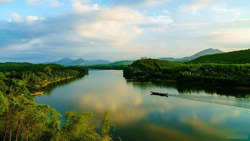 Official Hue: Dragon Boat, Imperial Citadel, & Market tour - Thien Mu Pagoda and the seven-story tower