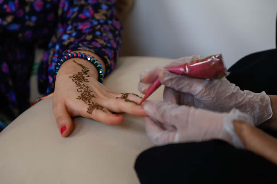 Old Dubai Guided Tour With Photographer: Souks & Street Food - Gold Souk jewelry and a useful reality check
