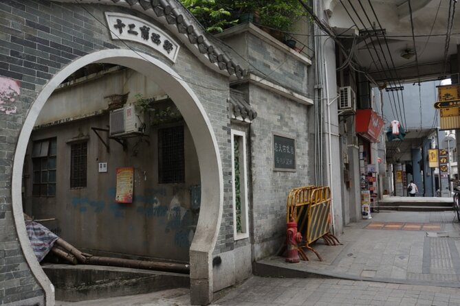Old Guangzhou Backstreet Alley Local Market Walking Private Tour - Qingping Medicine Market and grocery stalls