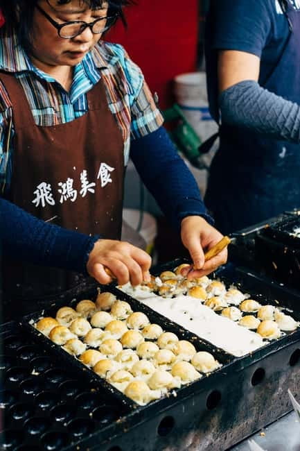 Osaka: Food Tour Kuromon Market & Dotonbori with Guide - Hozenji, okonomiyaki, and kushikatsu