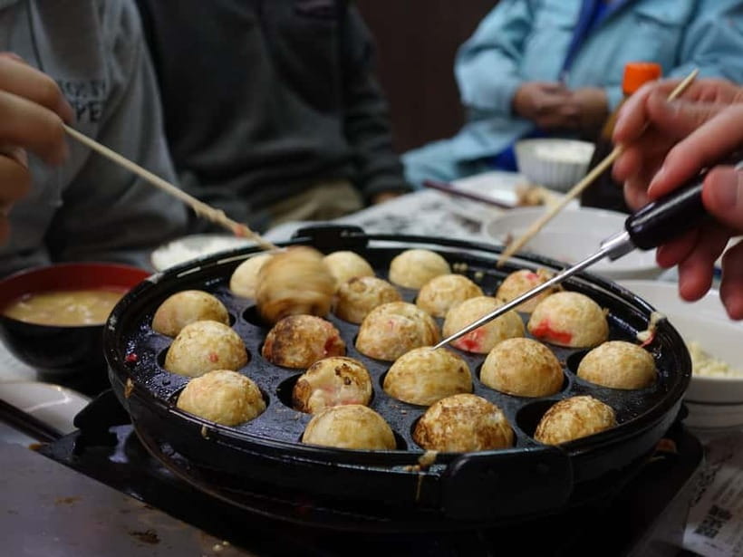 Osaka: Food Tour Kuromon Market & Dotonbori with Guide - Three-colour dango at Mitoya