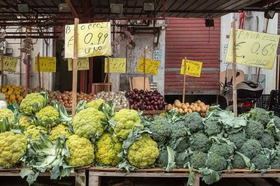 Palermo: Street Food Tour in Ballarò and Vucciria Markets - Guide style and language