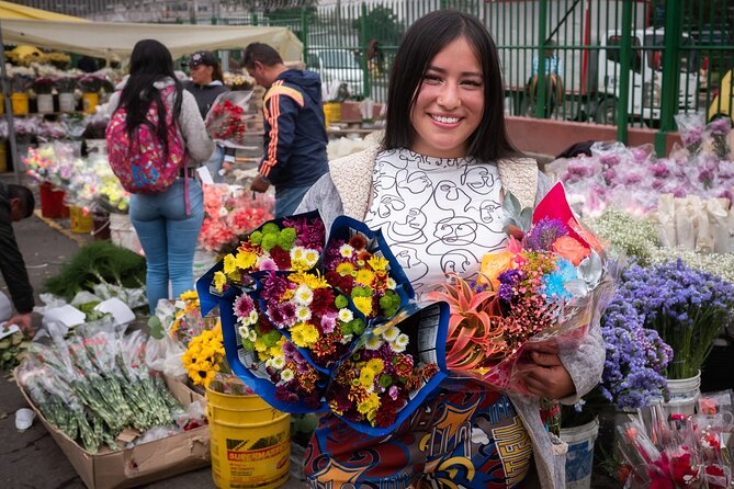 PALOQUEMAO MARKET FOOD TOUR. EXOTIC FRUIT. LOCAL SNACKS. /Min 2 pax - Cheese breads, empanadas, coffee, and juice