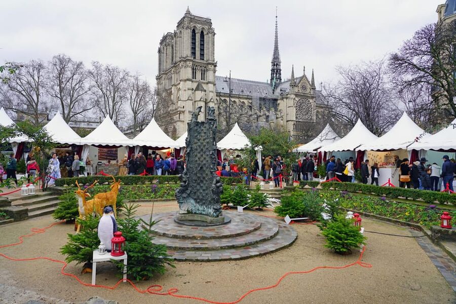 Paris: Christmas Market Guided at Notre Dame & Food Tasting - Starting beside Notre Dame’s eastern end