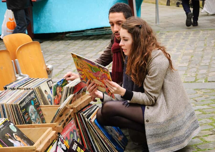 Paris: Saint Ouen Flea Market Guided Tour - Marché Vernaison and the pleasure of the small find