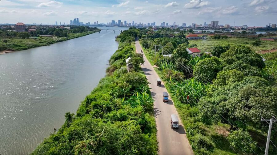 Phnom Penh Morning Foodie & Market Tour by Tuk Tuk - Coffee in a small local café