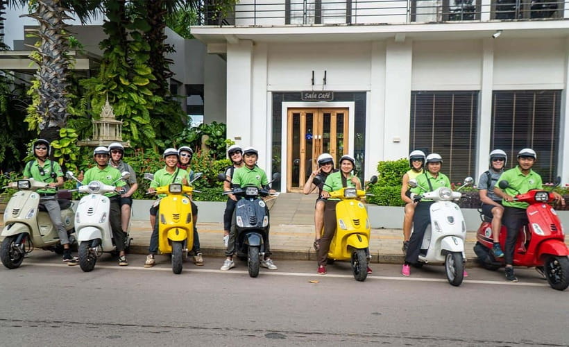 Phnom Penh: Morning Foodie, Market Walking & Street Art Tour - Central Market: shop, taste, and watch local life