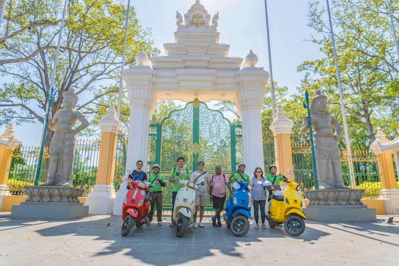 Phnom Penh: Morning Foodie, Market Walking & Street Art Tour - Banh Chaev: a close look at Khmer crepes