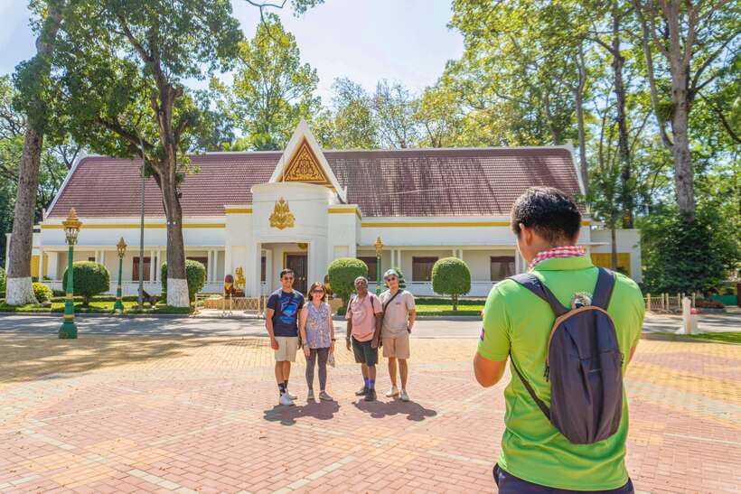 Phnom Penh: Morning Foodie, Market Walking & Street Art Tour - Wat Botum Park: coffee, tea, and the final meal