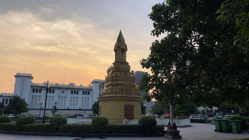 Phnom Phnom: Local Market & Culture Walking of City Tour - Back streets beside modern Phnom Penh