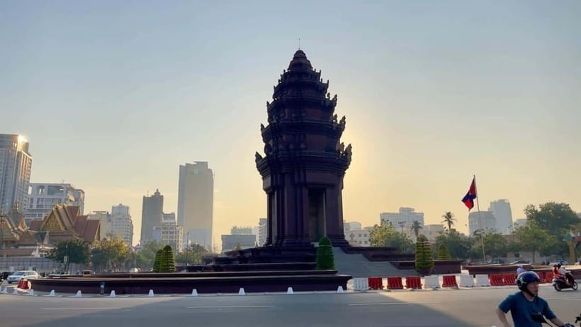Phnom Phnom: Local Market & Culture Walking of City Tour - Royal Palace Park and the capital’s changing center