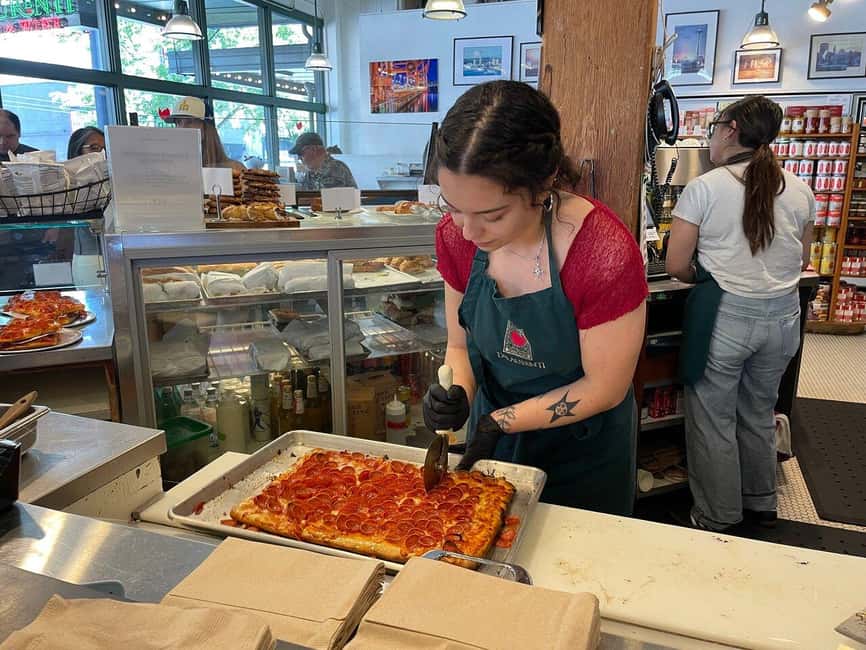 Pike Place Market: Meet the Market - Food and Fun Tour - Why Pike Place Works Better With a Guide