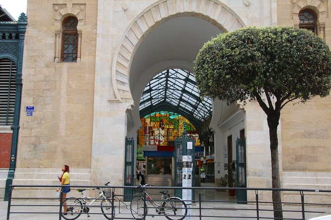 PREMIUM TAPAS TOUR: Paella, Market Tastings, and Winery - The guide makes the difference