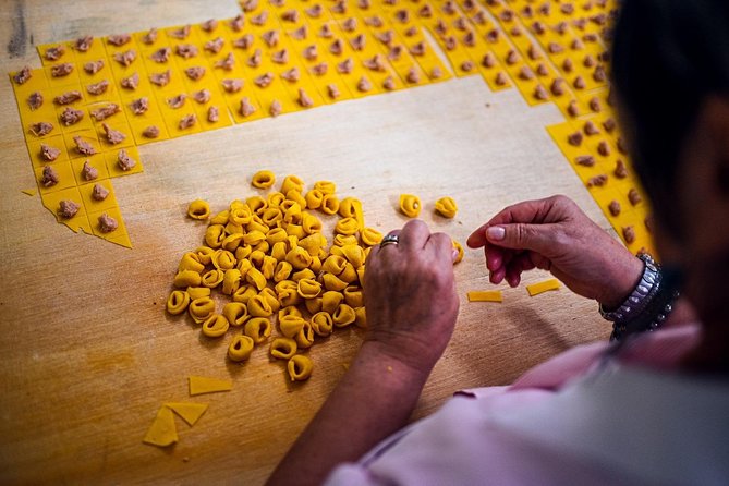 Private Bologna Food & Market Tour with 6 Tastings & Wine - Starting near Via Zamboni