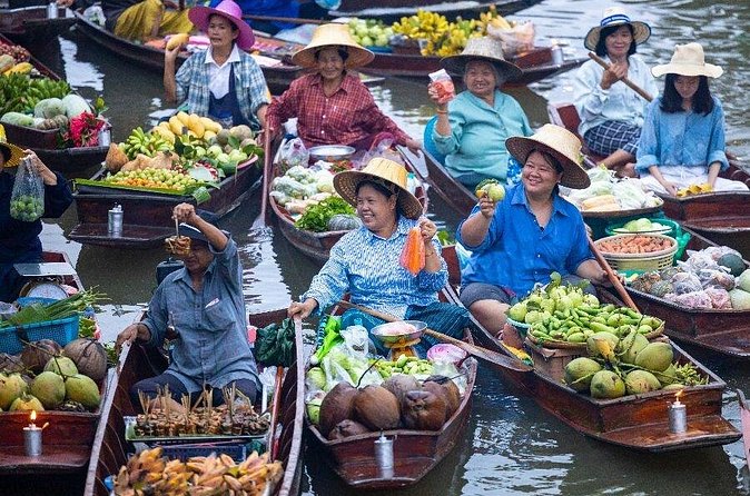 Private Damnoen Saduak Floating Market and Train Market Tour - Choosing the right boat at Damnoen Saduak