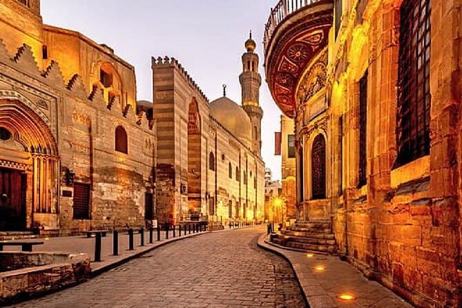 Private Day Tour Pyramids of Giza, Egyptian Museum and Bazaars - Who should book this day?