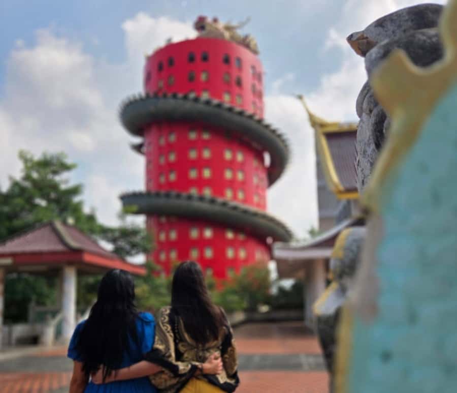 Private Floating & Train Market + DRAGON Temple + Thai Cafe - The guides and drivers shape the day