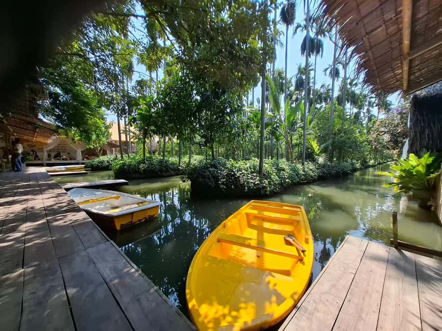 Private Floating & Train Market + DRAGON Temple + Thai Cafe - Is $150 per person a fair price?