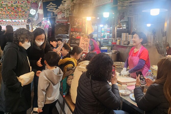 Private Seoul City Tour Palace, village, temple, market - Jogyesa Temple begins the morning quietly