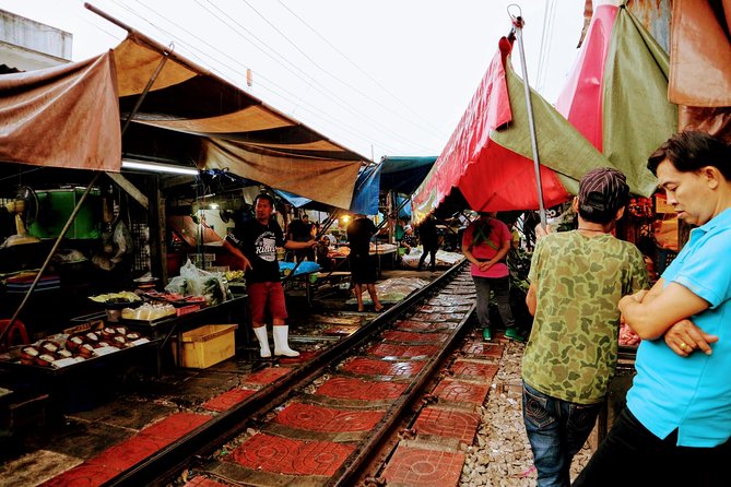 Private Tour: Amphawa Floating Market & Maeklong Railway Market - Amphawa Floating Market on foot