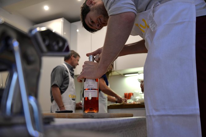 Rialto Market Tour with Hands on Cooking Class, Wine & Tiramisu - Starting at Rialto Market with a chef