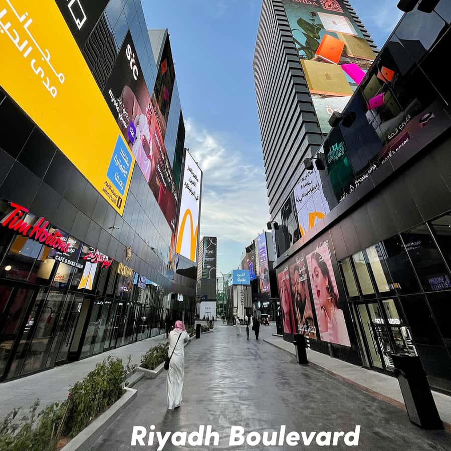 Riyadh: Al-Diriyah, Al-Masmak, Souq Al-Zal, & Boulevard Tour - Walking through At-Turaif in Al-Diriyah