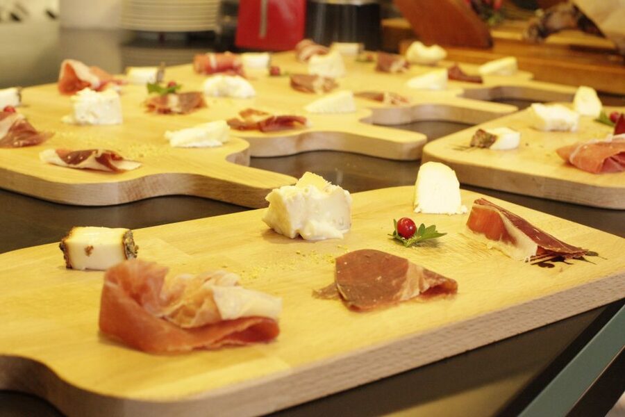 Rome: Food Tour with Market Visit - Roman pasta and wine at Il Segreto