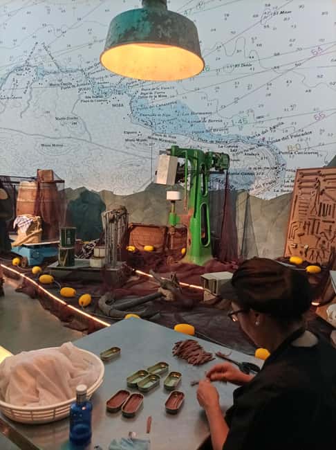 Santoña: Anchovy Art Gallery with Fishing Port and Market - Tasting Santoña’s anchovies at the bar and shop